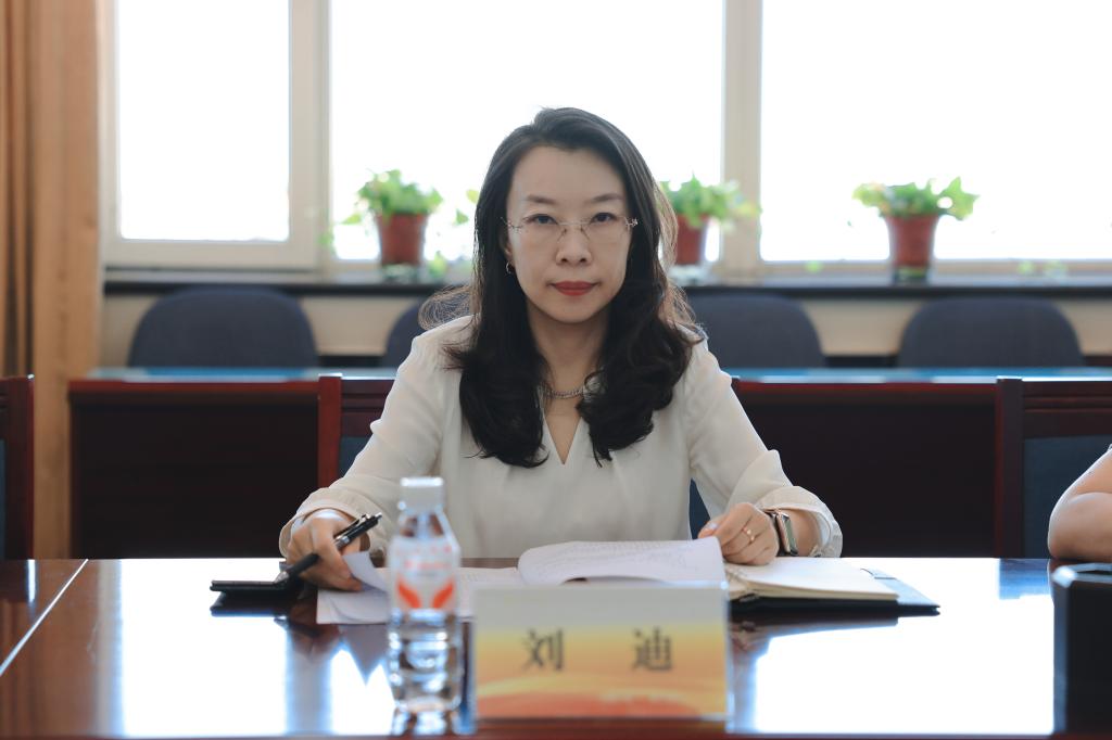 工会主席刘迪出席会议