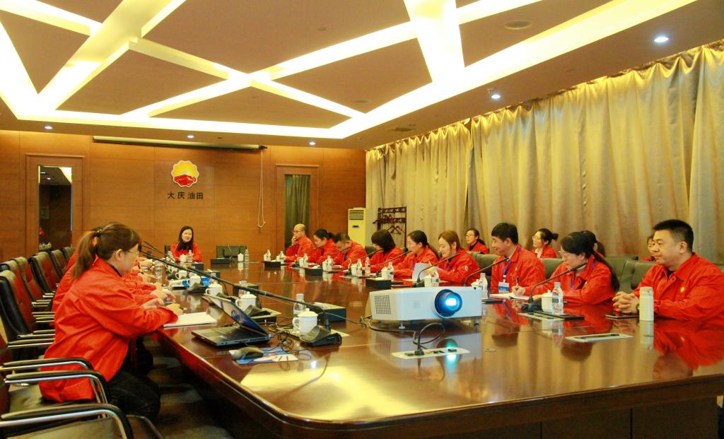 组织部部长谢莉莉对学员作了动员讲话