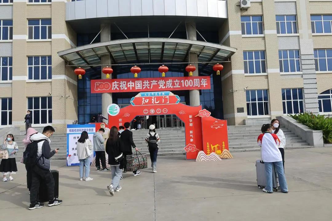 由志愿者带领进入寝室