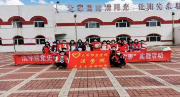 对广大居民发放普法宣传资料