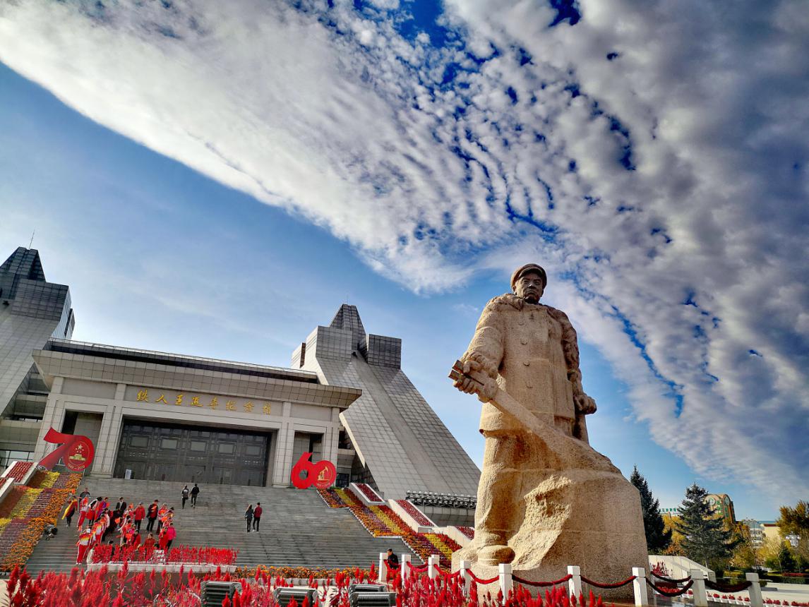 抒发了师生员工爱党