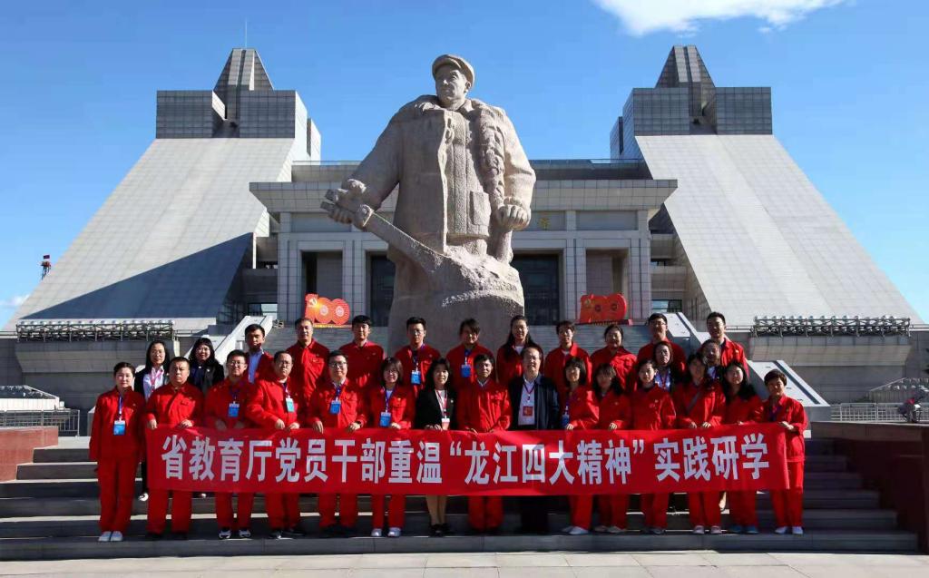 在抚今追昔中激发昂扬斗志