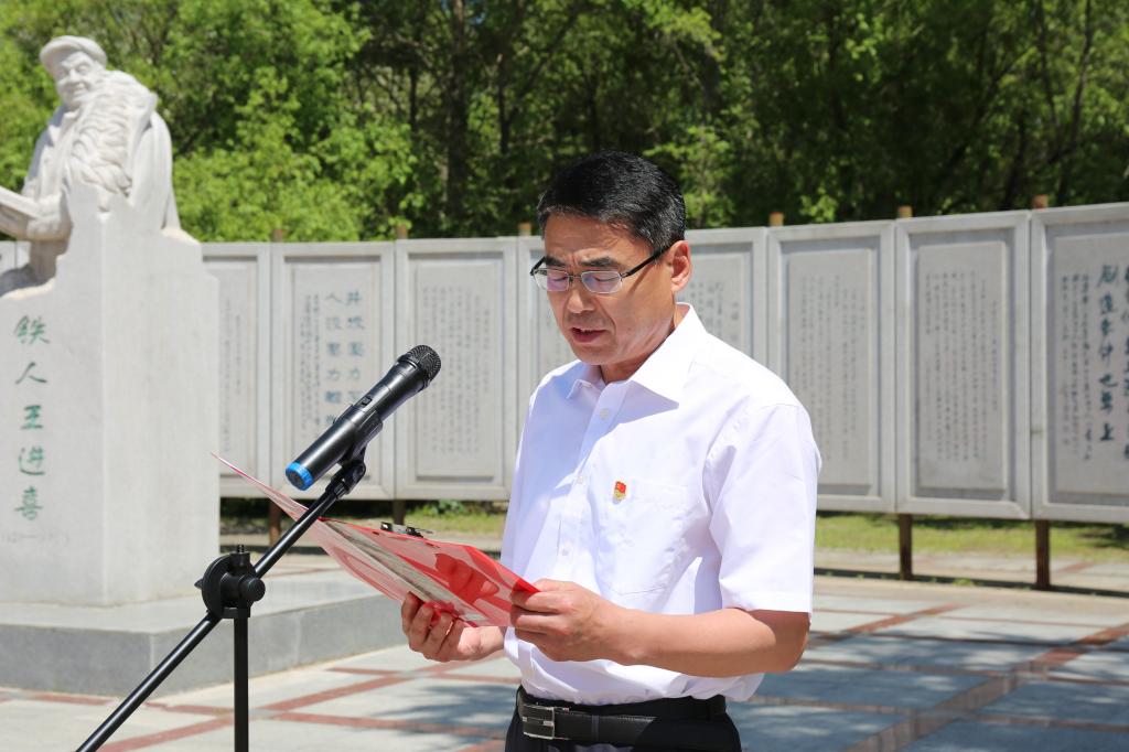 全体新发展党员以及毕业生党员在领誓人