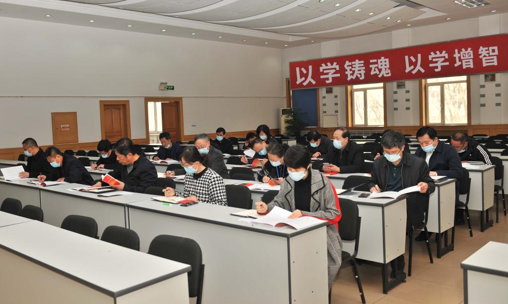 校长乔志和主持开班式